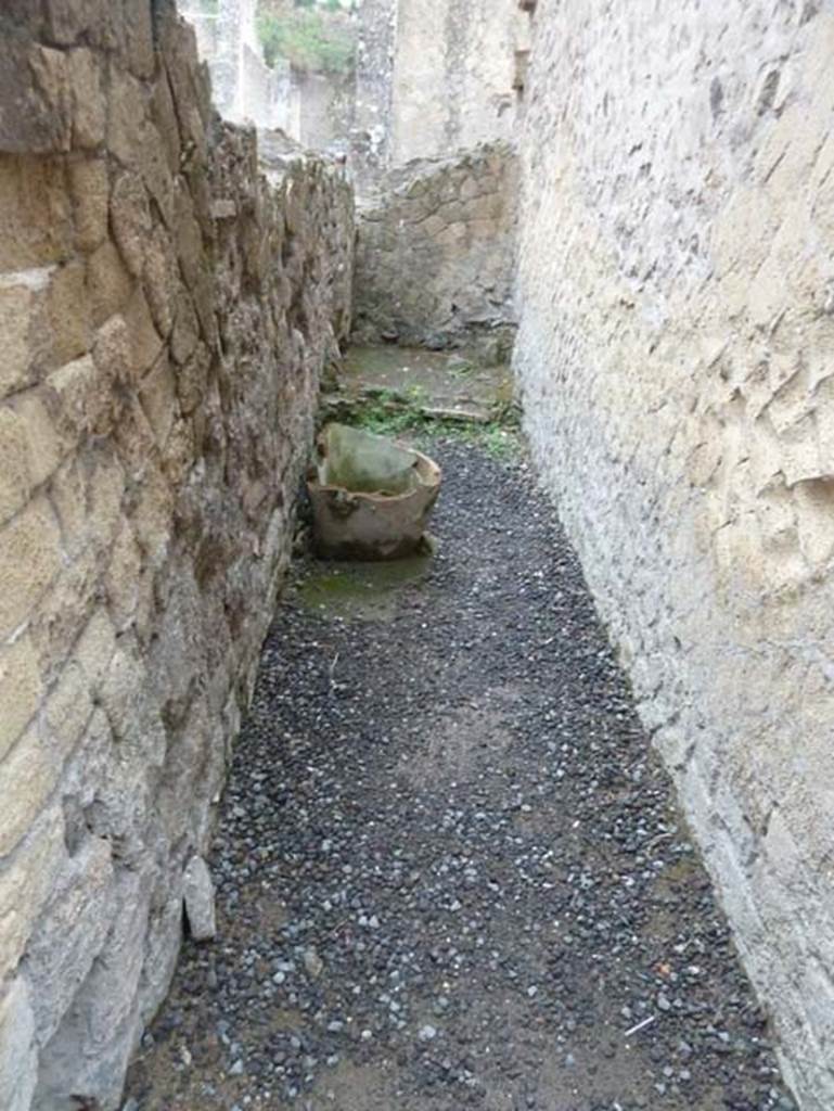 IV.11, Herculaneum, September 2015. Small area on north side of room, corridor leading to latrine.