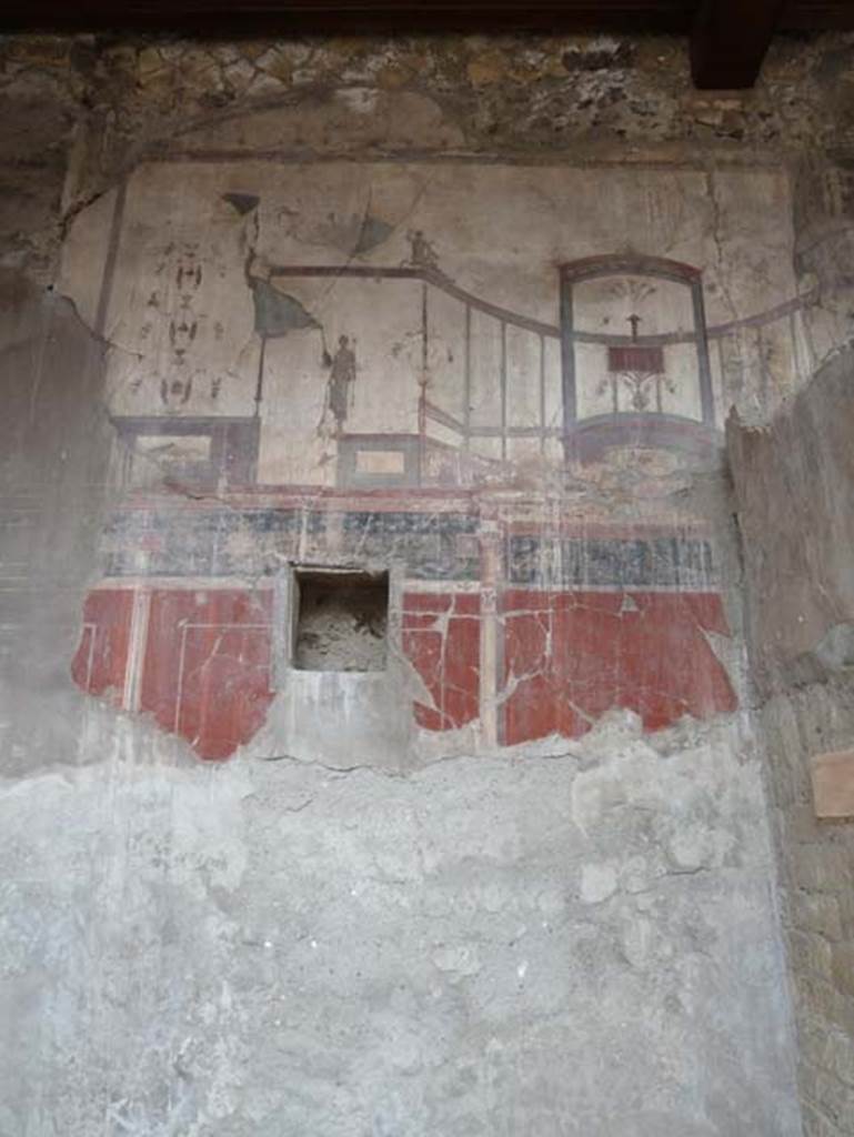 Ins. IV.15/16, Herculaneum, September 2015. Painted decoration on upper west wall.