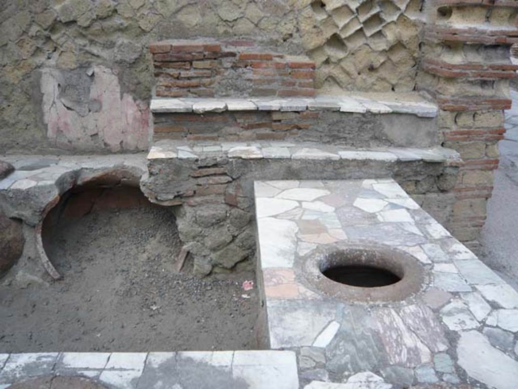 IV.16, Herculaneum, August 2013. North end of counter, and display shelving. Photo courtesy of Buzz Ferebee.