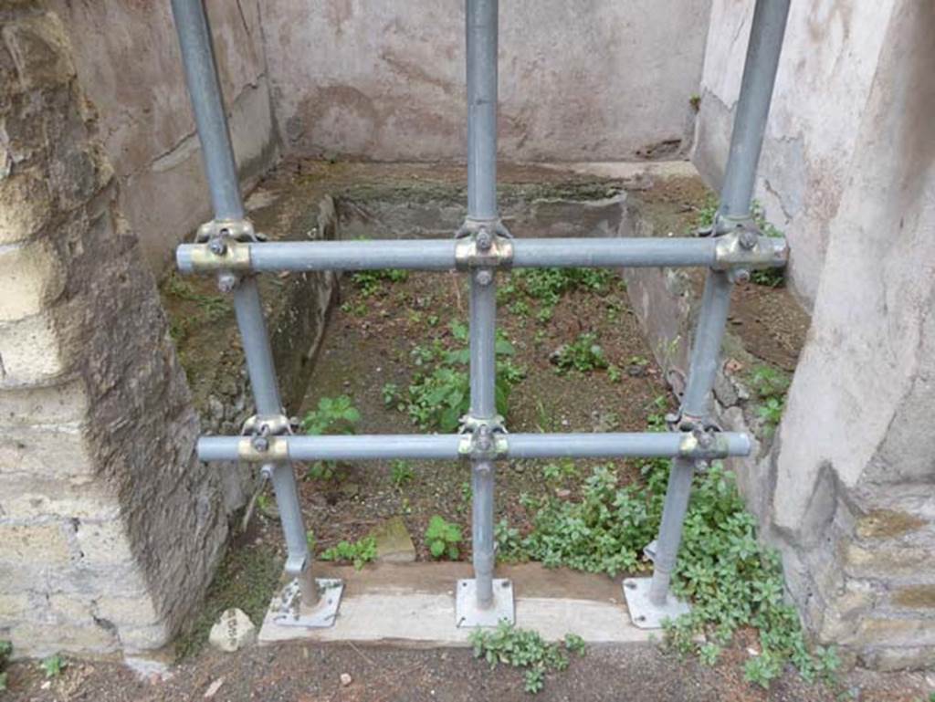 IV.17, Herculaneum, October 2015. Looking west from bar-room towards an area with benches/podiums on three sides. Photo courtesy of Michael Binns.