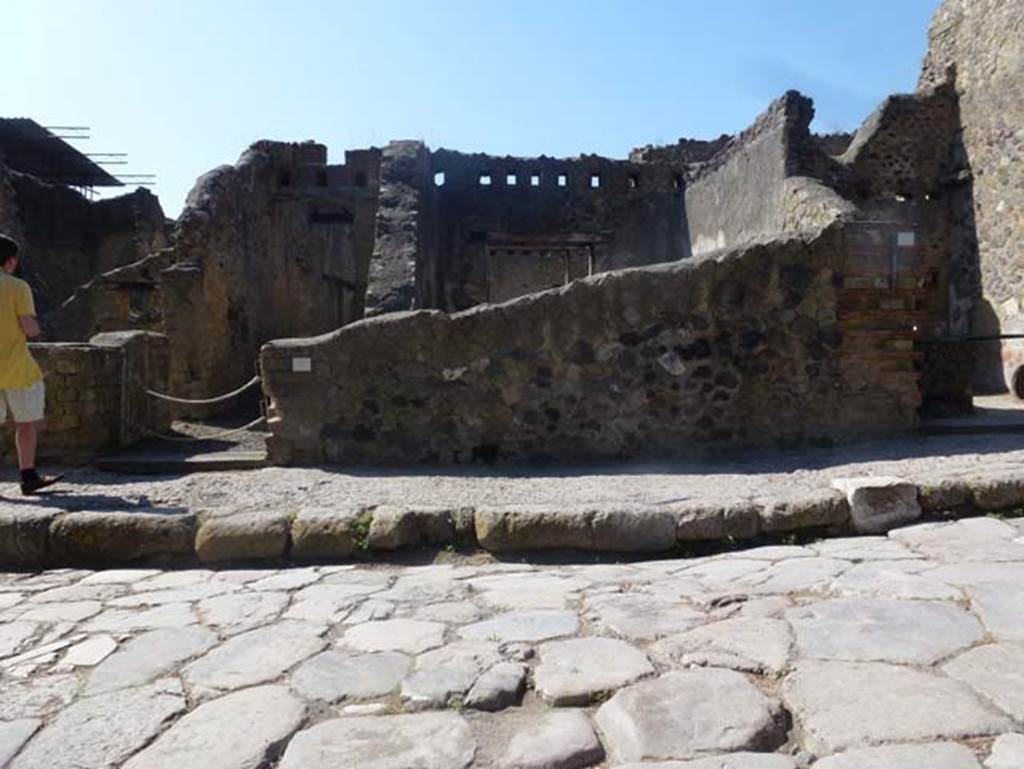 IV.18 Herculaneum, June 2012. Looking west towards entrance doorway, on left. Photo courtesy of Michael Binns. The room behind the exterior wall (centre) would be the triclinium (room 10)
