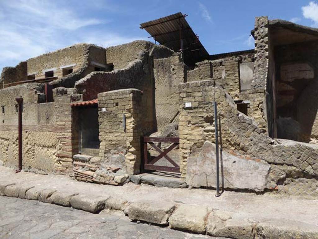 IV.20, on left, and IV.19, on right, Herculaneum. September 2015. Looking west towards entrance doorways. Photo courtesy of Michael Binns.
