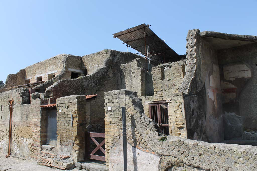 IV.20, on left, and IV.19, on right, Herculaneum. March 2014. Looking west towards entrance doorways on Cardo V. 
Foto Annette Haug, ERC Grant 681269 DÉCOR
