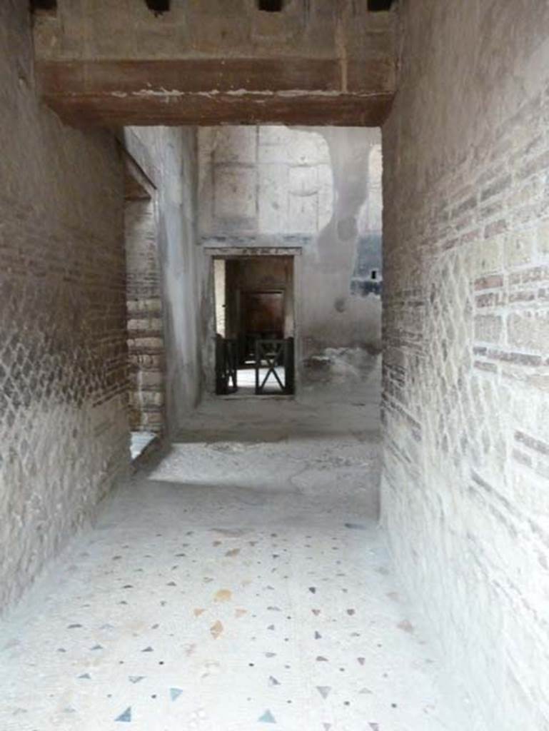 IV.21, Herculaneum, September 2015. Looking west along entrance corridor towards atrium, and doorway to triclinium.