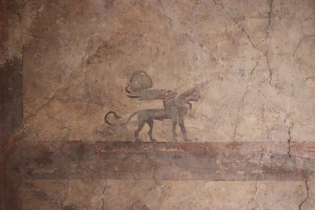 IV.21, Herculaneum. October 2020.
Room 24, detail of painted decorations (Sphynx) from upper west wall of atrium at south end. Photo courtesy of Klaus Heese.