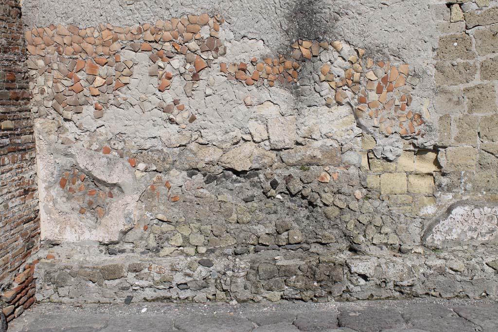 V.1 Herculaneum. March 2014.
Detail of lower south wall on north side of Decumanus Inferiore, at west end near junction with Cardo IV.
Foto Annette Haug, ERC Grant 681269 DÉCOR.