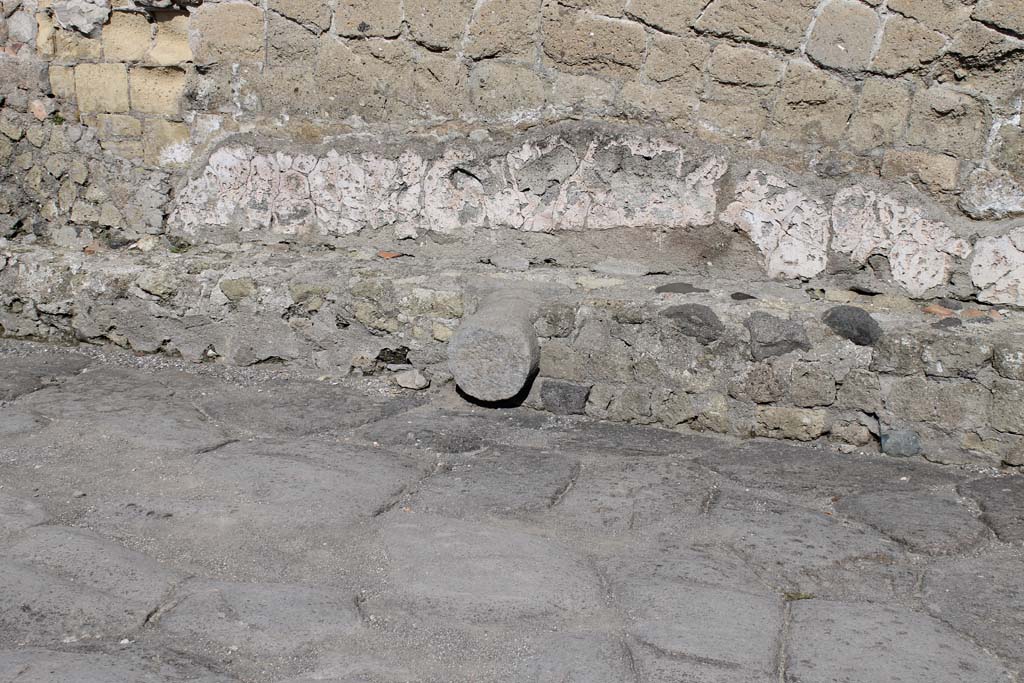 V.1 Herculaneum, March 2014. Detail of remains of another column (one of two) in lower south exterior wall on Decumanus Inferiore.
Foto Annette Haug, ERC Grant 681269 DÉCOR.