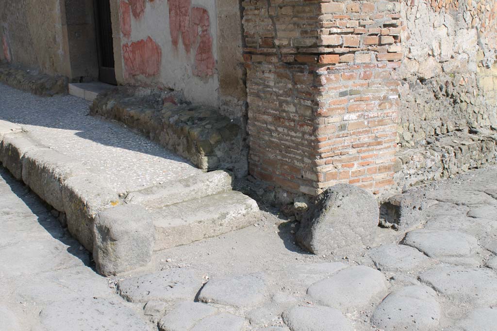 V.1 Herculaneum. March 2014. Steps at junction of east side of Cardo IV, on left, with Decumanus Inferiore, on right.
Foto Annette Haug, ERC Grant 681269 DÉCOR.
