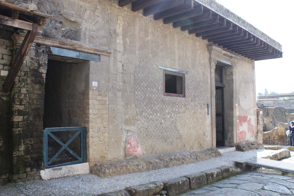 V.2, on left, and V.1, on right, Herculaneum. March 2014. Looking along front façade with entrance doorways on east side of Cardo IV.
Foto Annette Haug, ERC Grant 681269 DÉCOR.

