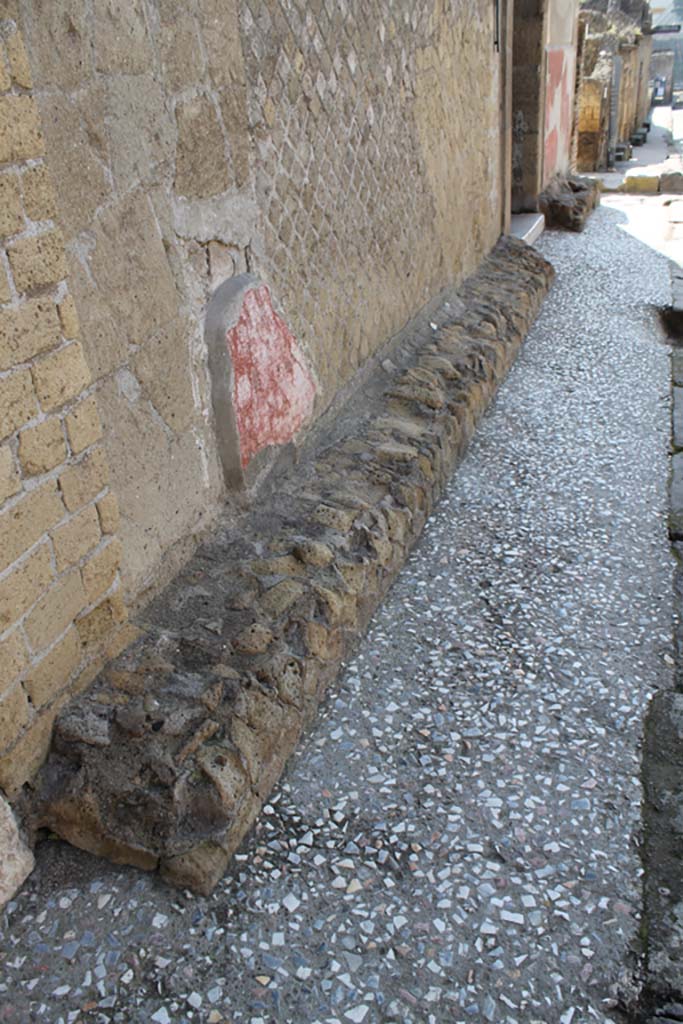 V.1, Herculaneum. March 2014. 
Remains of benches on east side of Cardo IV, outside entrances, with V.2, on left.
Foto Annette Haug, ERC Grant 681269 DÉCOR.
