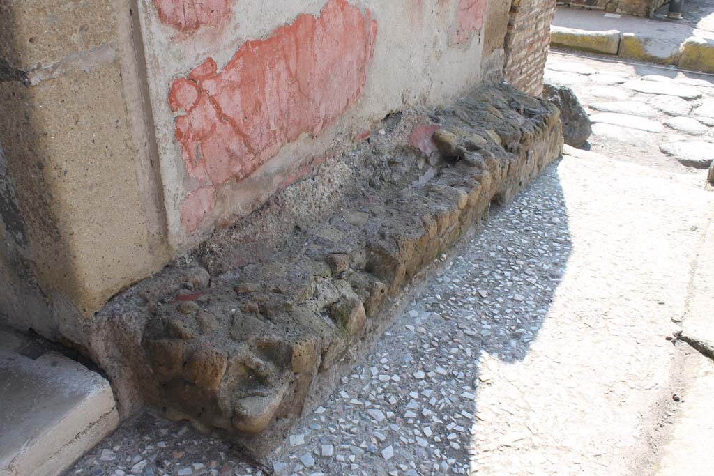 V.1 Herculaneum. March 2014. Remains of bench on south side of entrance doorway on Cardo IV.
Foto Annette Haug, ERC Grant 681269 DÉCOR.
