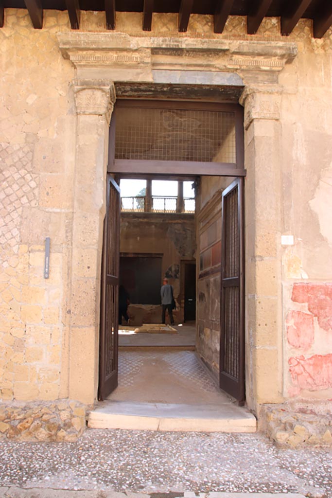 V.1 Herculaneum. October 2022. 
Looking east through entrance doorway towards atrium. Photo courtesy of Klaus Heese.

