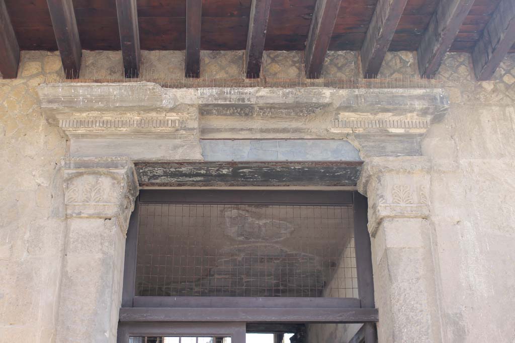 V.1 Herculaneum. March 2014. Upper entrance doorway with capitals. 
Foto Annette Haug, ERC Grant 681269 DÉCOR.
