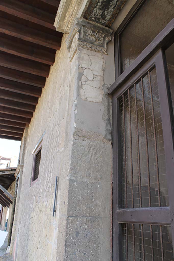 V.1 Herculaneum. March 2014. Upper north side of doorway with capital.
Foto Annette Haug, ERC Grant 681269 DÉCOR.
