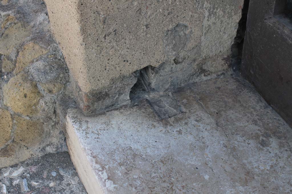 V.1 Herculaneum. March 2014. Detail from doorway threshold, on north side of doorway.
Foto Annette Haug, ERC Grant 681269 DÉCOR.
