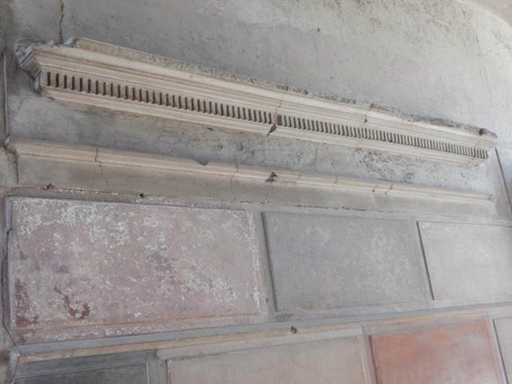 V.1, Herculaneum. May 2018. Detail from upper south wall of entrance corridor. Photo courtesy of Buzz Ferebee.