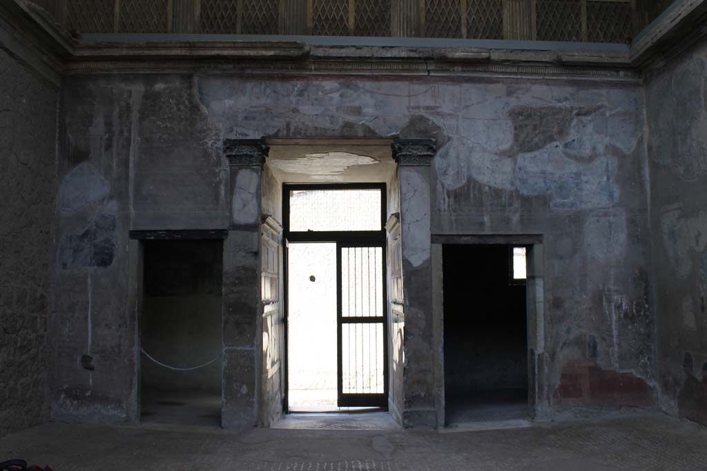 V.1 Herculaneum. March 2014. West wall of atrium.  
Foto Annette Haug, ERC Grant 681269 DÉCOR.
