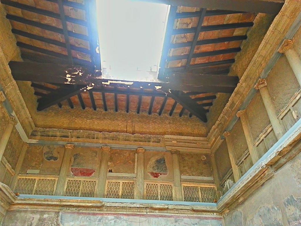 V.1 Herculaneum, photo taken between October 2014 and November 2019. 
Upper west wall of atrium. Photo courtesy of Giuseppe Ciaramella.

