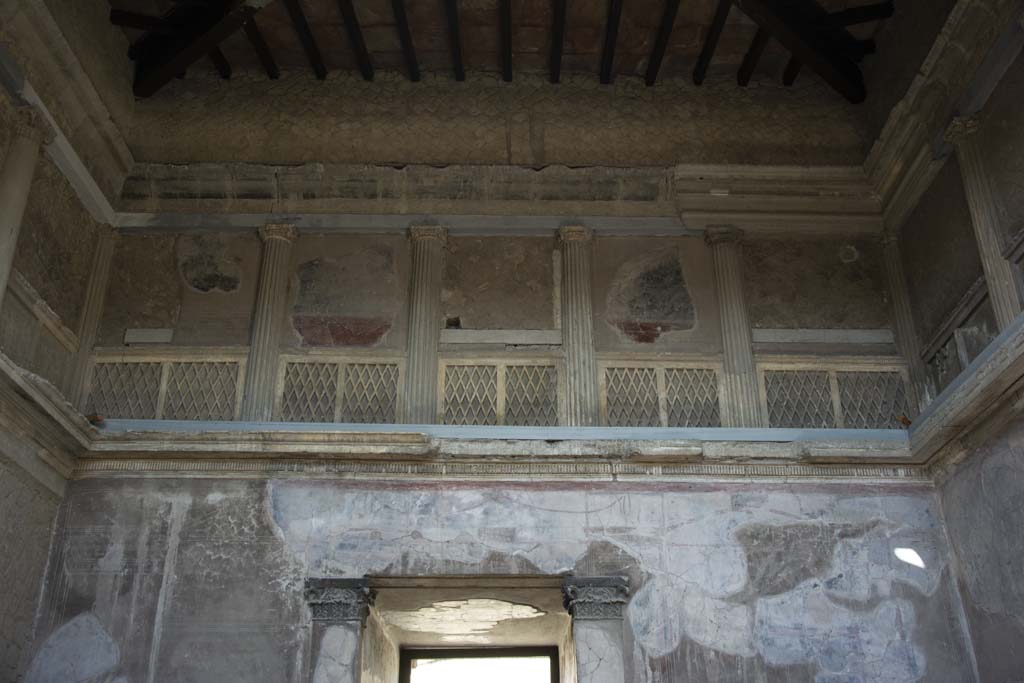 V.1 Herculaneum. March 2019. Upper west wall of atrium, the upper floor is decorated as a false loggia.
Foto Annette Haug, ERC Grant 681269 DÉCOR.


