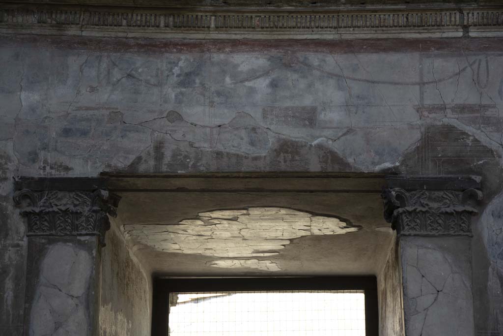 V.1 Herculaneum. March 2019. Detail from west wall of atrium above doorway, and ceiling from entrance corridor.
Foto Annette Haug, ERC Grant 681269 DÉCOR.

