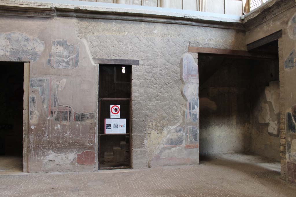 V.1 Herculaneum. March 2014. North wall in north-east corner of atrium.  
Foto Annette Haug, ERC Grant 681269 DÉCOR.

