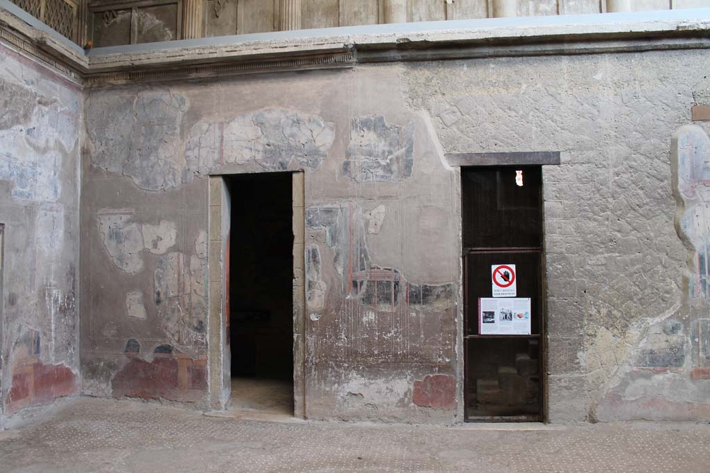 V.1 Herculaneum. March 2014. North-west corner and north wall of atrium.  
Foto Annette Haug, ERC Grant 681269 DÉCOR.
