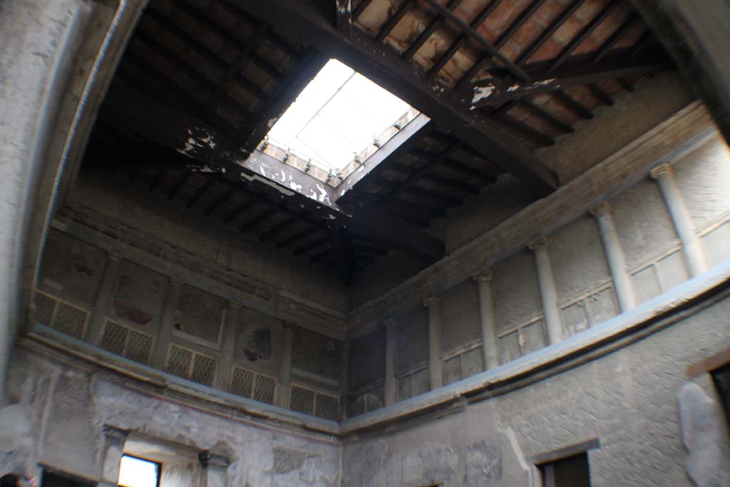 V.1 Herculaneum, March 2014. Looking towards upper north-west corner and compluvium in ceiling of atrium.
Foto Annette Haug, ERC Grant 681269 DÉCOR.

