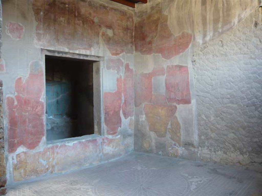 V.1 Herculaneum. August 2013. Room 6, north-east corner of tablinum. Photo courtesy of Buzz Ferebee.

