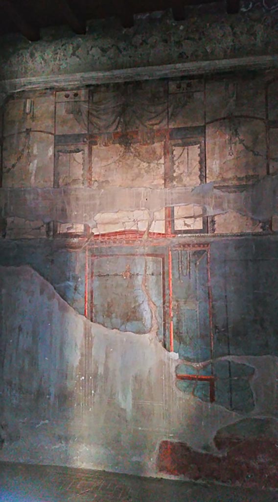 VI.1 Herculaneum. Photo taken between October 2014 and November 2019.
Room 7, detail from centre of east wall. Photo courtesy of Giuseppe Ciaramella.
