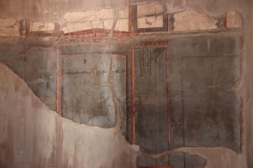 V.1, Herculaneum. October 2020. Room 7, detail of painted panel in centre of east wall. Photo courtesy of Klaus Heese.  