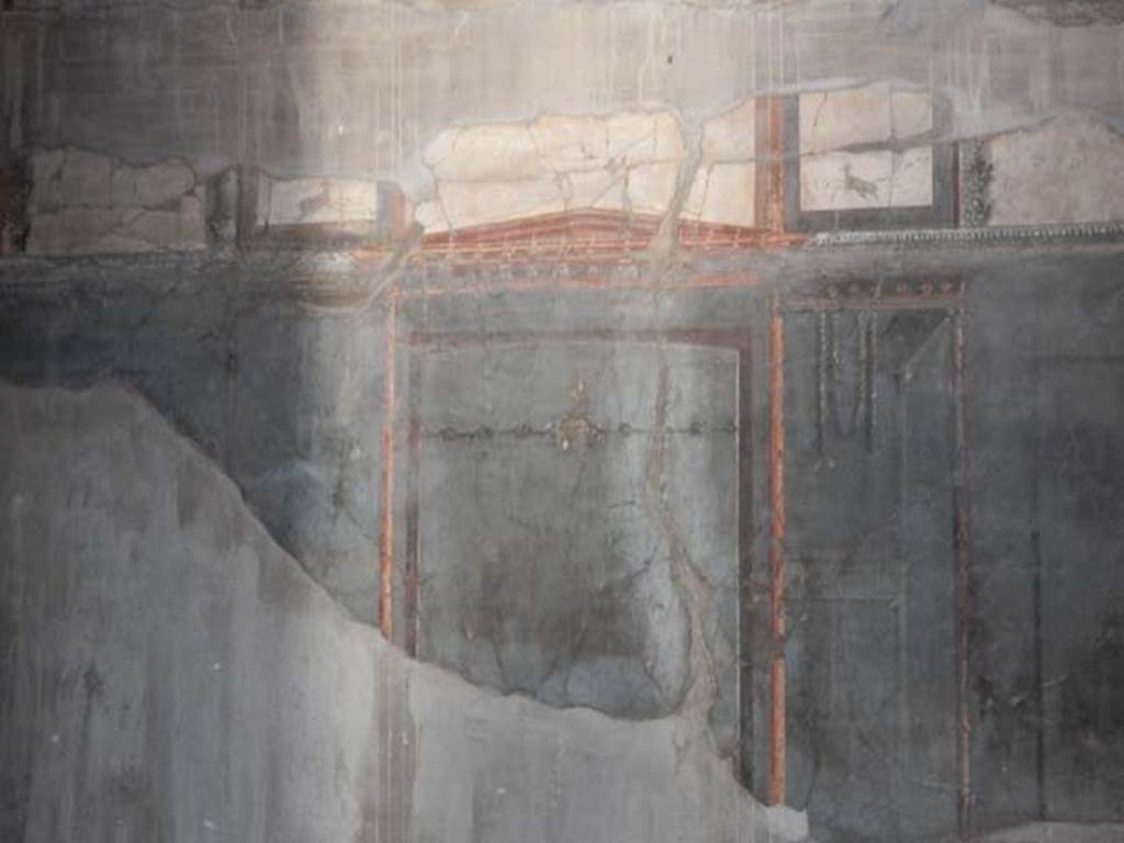 V.1, Herculaneum. May 2018. Room 7, detail of painted panel in centre of east wall. Photo courtesy of Buzz Ferebee. 