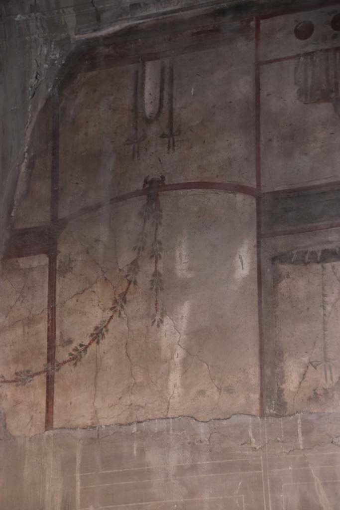 V.1 Herculaneum, October 2020. Room 7, detail from upper east wall at north end. Photo courtesy of Klaus Heese.
0630 Herkulaneum - Casa Sannitica - Raum (7) - Ostwand - oben - Detail - li außen.
