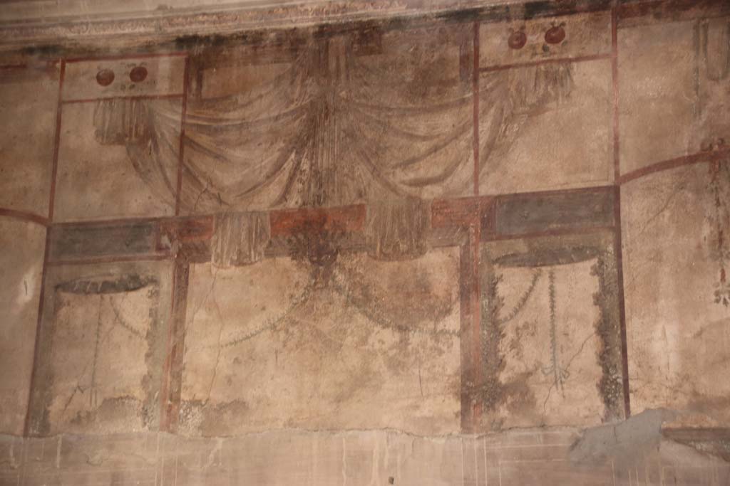 V.1 Herculaneum, September 2017. Room 7, detail from upper east wall. Photo courtesy of Klaus Heese.
