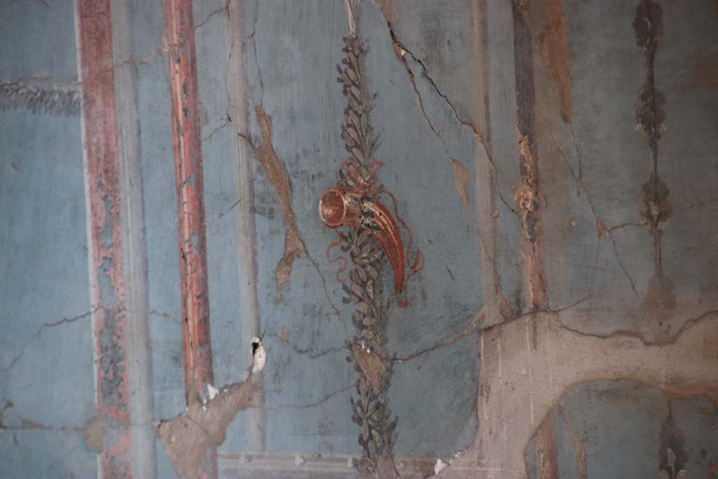 V.1, Herculaneum. October 2020. Room 7, detail of painted decoration at east end of north wall. Photo courtesy of Klaus Heese.