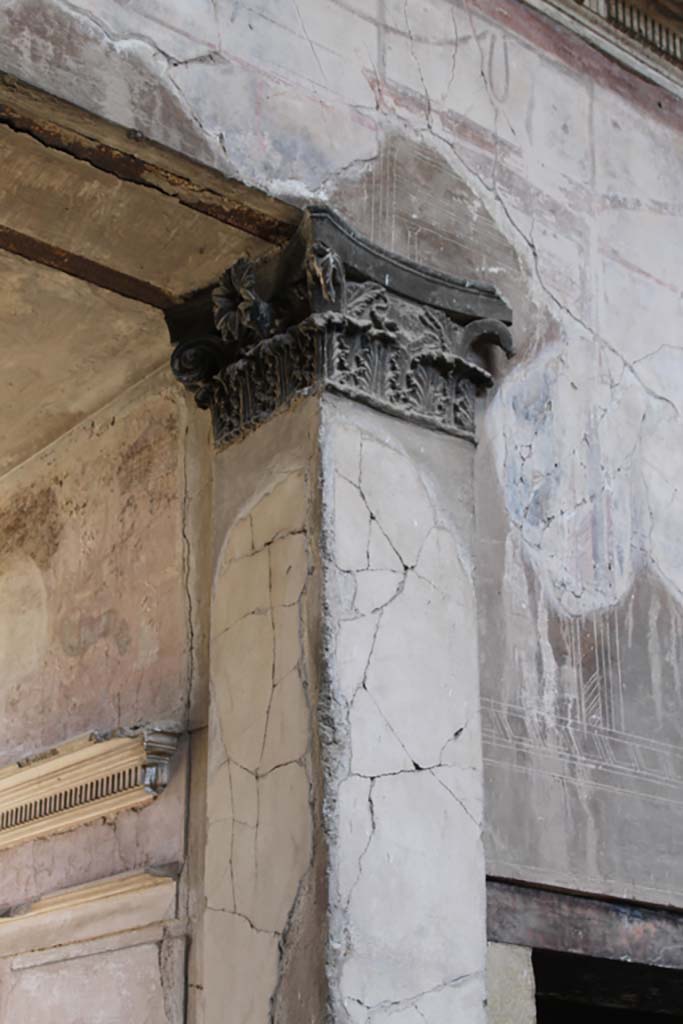 V.1 Herculaneum, March 2014. North side of entrance corridor/atrium, with capital.
Foto Annette Haug, ERC Grant 681269 DÉCOR.
