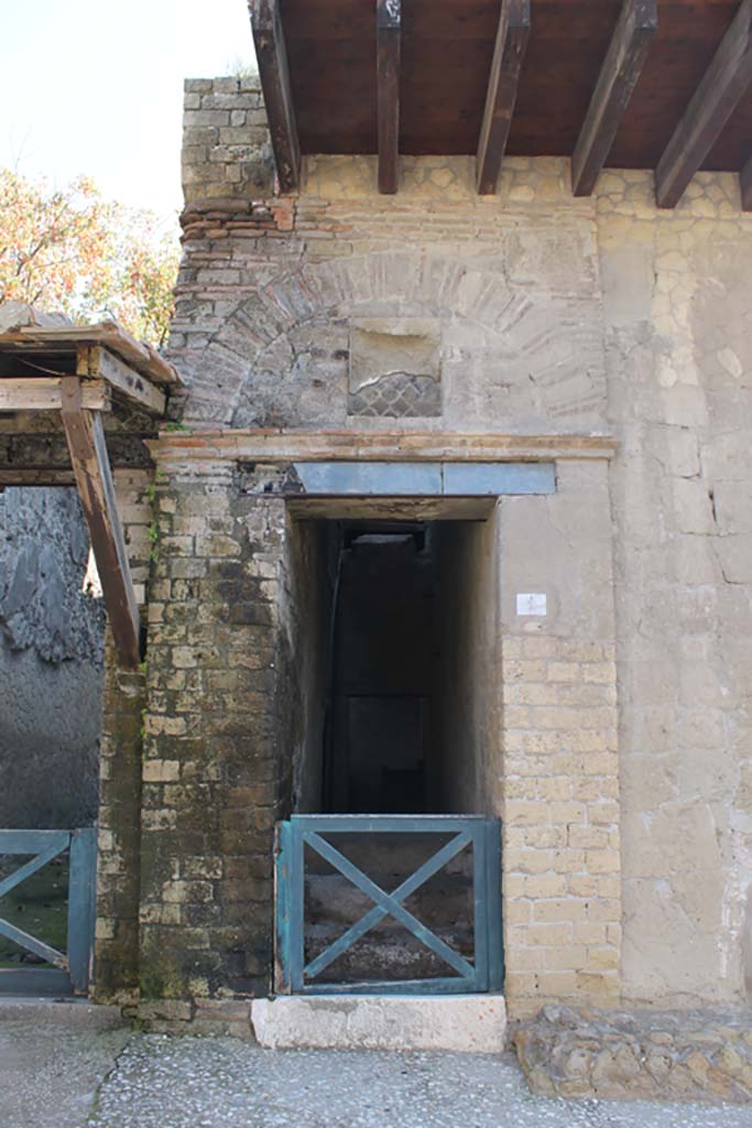 V.2 Herculaneum. March 2014. Entrance doorway.
Foto Annette Haug, ERC Grant 681269 DÉCOR.
