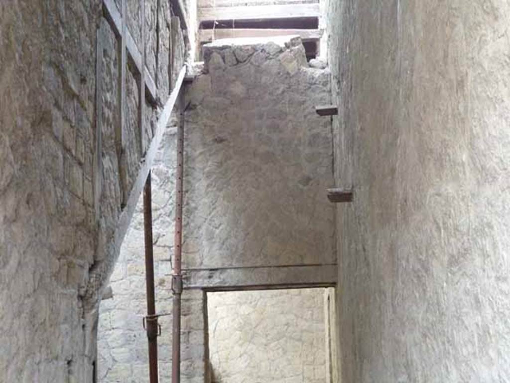 V.2, Herculaneum. May 2010. Site of steps to upper floor.