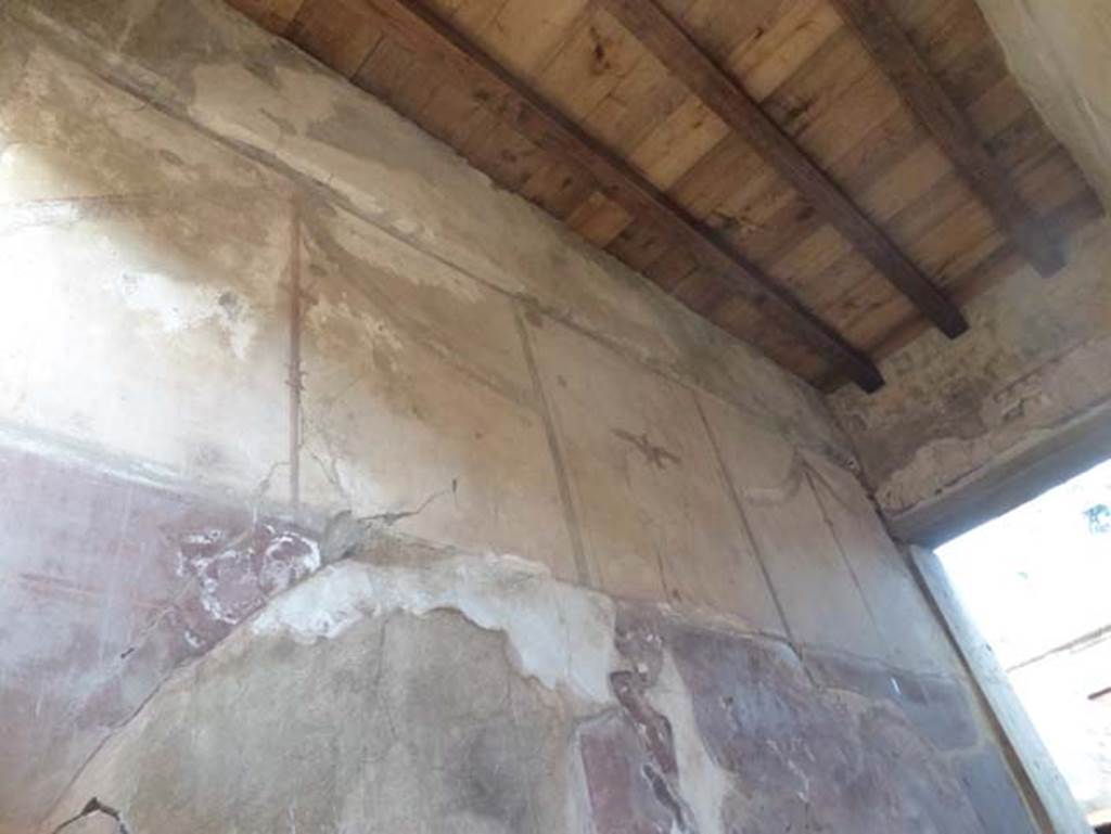 V.5 Herculaneum, September 2015. Upper east end of north wall of entrance corridor.