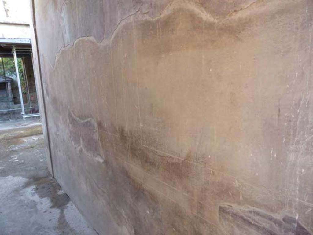 V.5 Herculaneum, September 2015. South wall of entrance corridor.