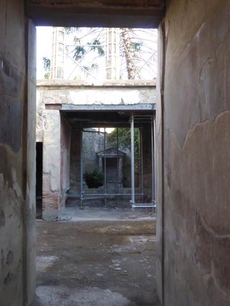 V.5 Herculaneum, September 2015. East end of entrance corridor, looking across atrium towards tablinum.