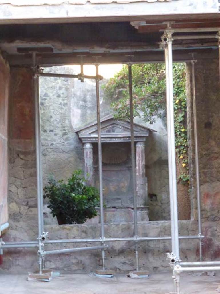 V.5 Herculaneum, September 2015. East side of tablinum, with window overlooking garden.