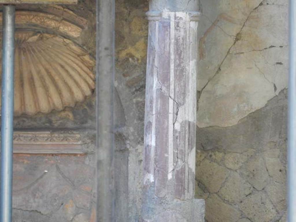 V.5 Herculaneum, May 2018. Detail of stucco on south side pillar. Photo courtesy of Buzz Ferebee.