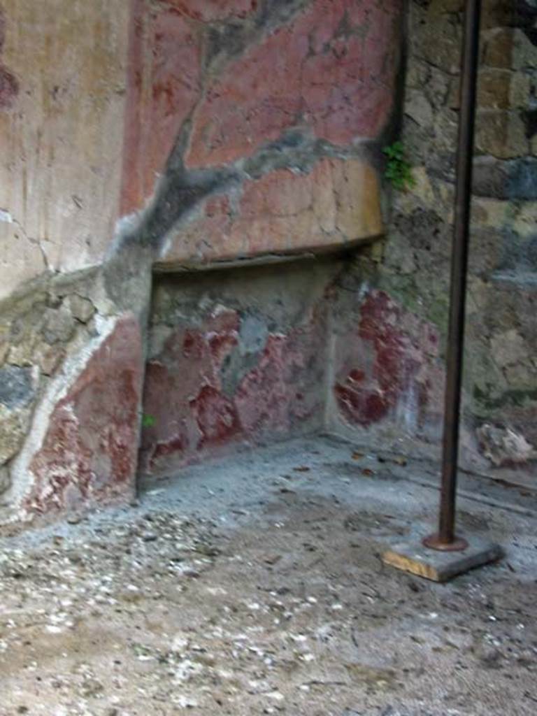 V.5, Herculaneum. May 2003. Room 1, recess in triclinium. Photo courtesy of Nicolas Monteix.