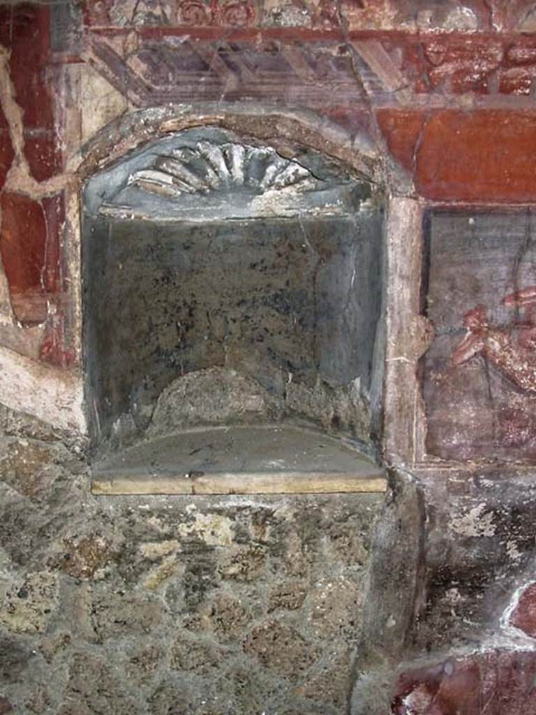 V.5 Herculaneum. May 2003. Room 5, apsed niche with shell-shaped dome.
On the right side, part of the painting of Pan and the nymph or Hermaphroditus can be seen.
Photo courtesy of Nicolas Monteix.