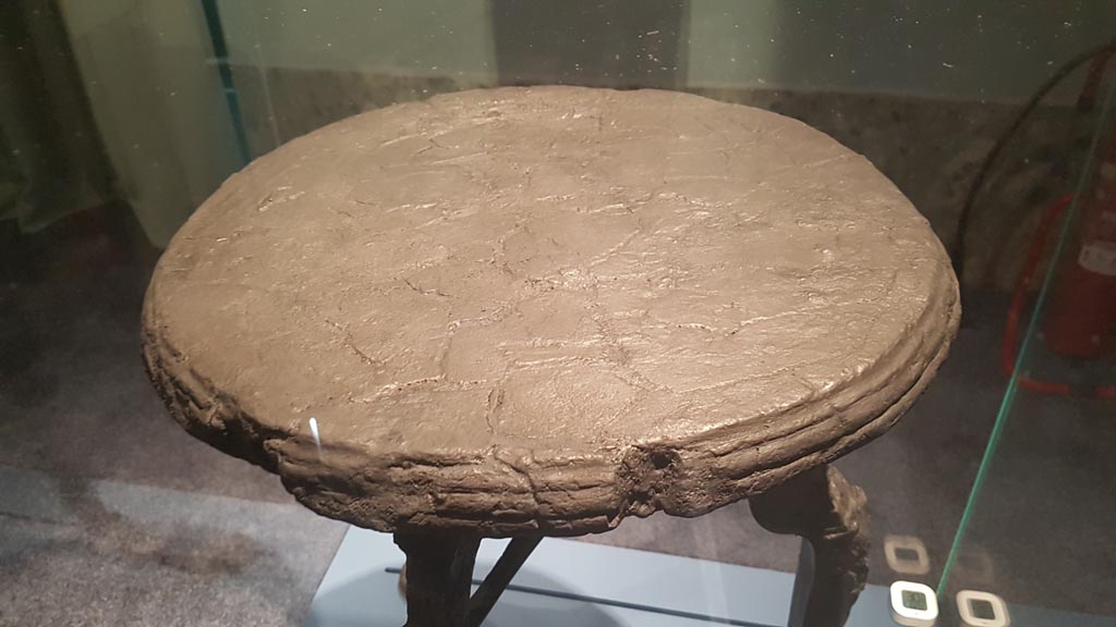 V.5 Herculaneum. August 2023. Carbonised wooden table with clawed legs. Photo courtesy of Maribel Velasco.
On display in exhibition entitled – “Materia. Il legno che non bruciò ad Ercolano”.  Photo courtesy of Maribel Velasco.
