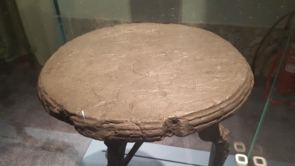 V.5 Herculaneum. August 2023. Carbonised wooden table with clawed legs. Photo courtesy of Maribel Velasco.
On display in exhibition entitled – “Materia. Il legno che non bruciò ad Ercolano”. Photo courtesy of Maribel Velasco.