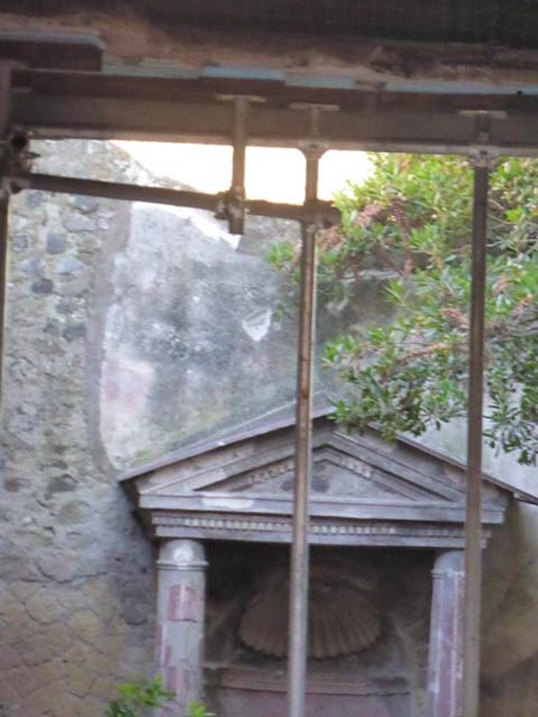 V.5 Herculaneum, September 2015. Garden room 9. East wall with remains of painted plaster above shrine.