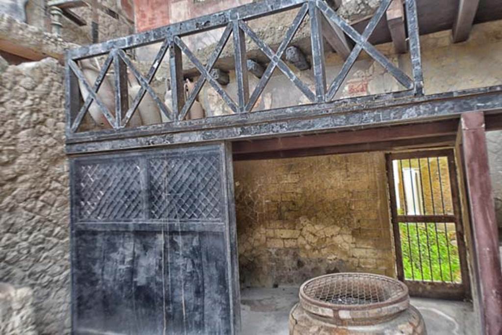 V.6, Herculaneum, April 2018. Looking towards north-east corner. Photo courtesy of Ian Lycett-King. Use is subject to Creative Commons Attribution-NonCommercial License v.4 International.
