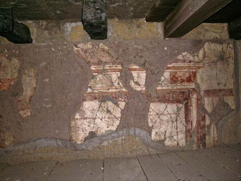 V.6, Herculaneum. June 2006. Detail of painted decoration on east wall of mezzanine level.
Photo courtesy of Nicolas Monteix.