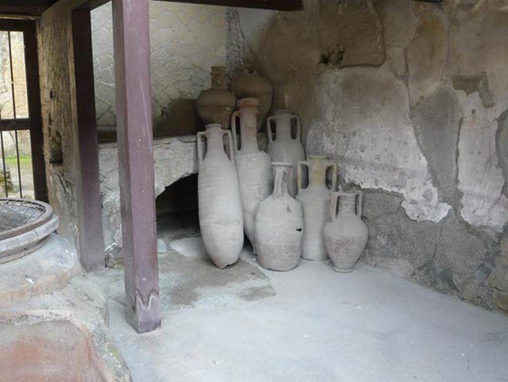 Ins. V 6, Herculaneum, May 2009. South-east corner of shop. Photo courtesy of Buzz Ferebee.